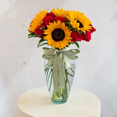 12 Rosas rojas con girasoles en jarron 11751