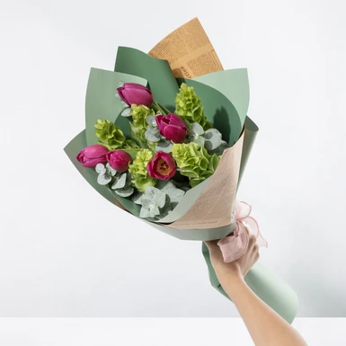 Ramo de 5 Tulipanes Fucsia con Campanita 12605