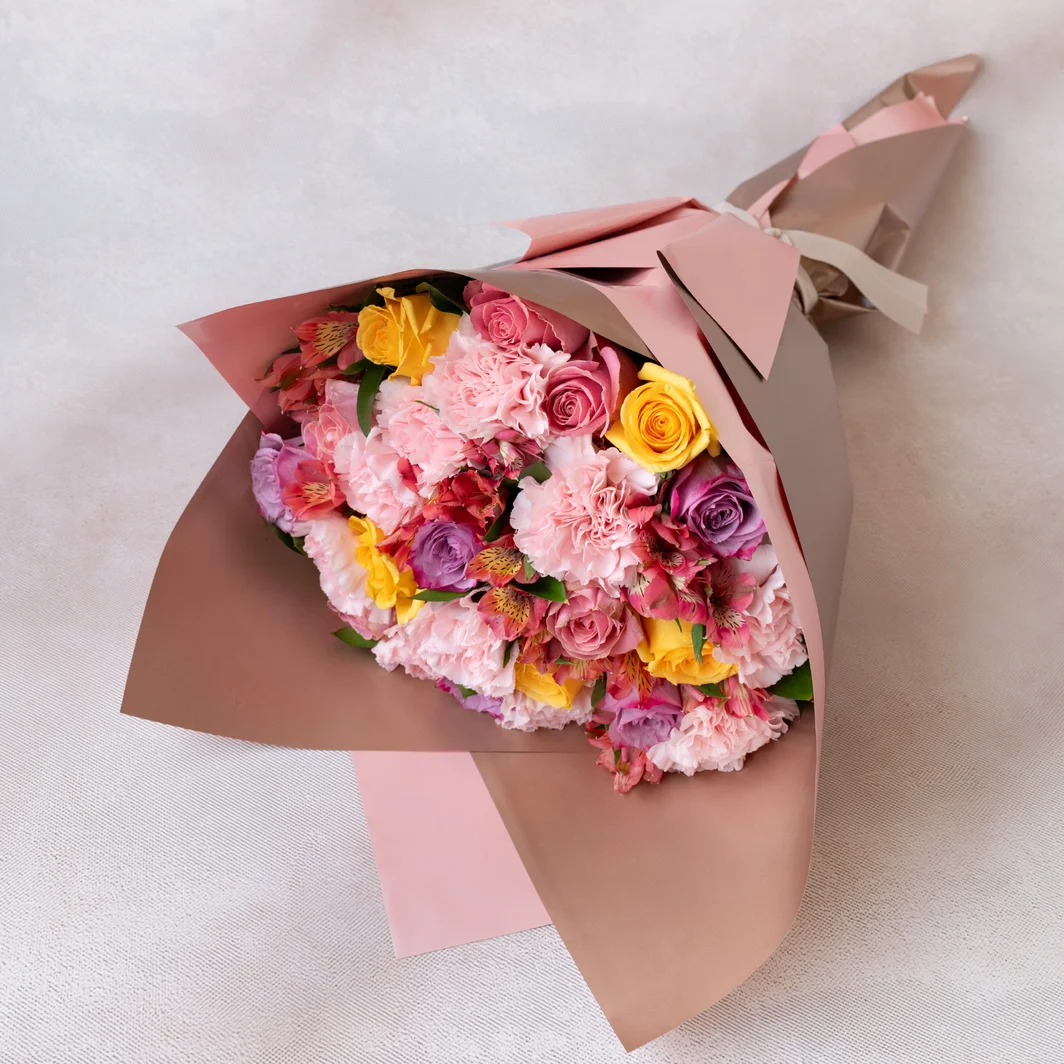 Ramo de Rosas Combinadas y Claveles 12630
