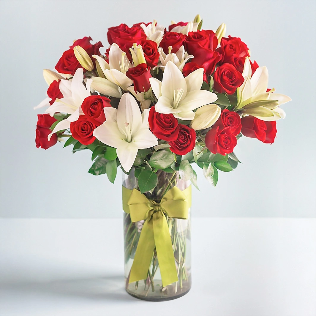 50 Rosas Rojas con Lilys Blancas 13371
