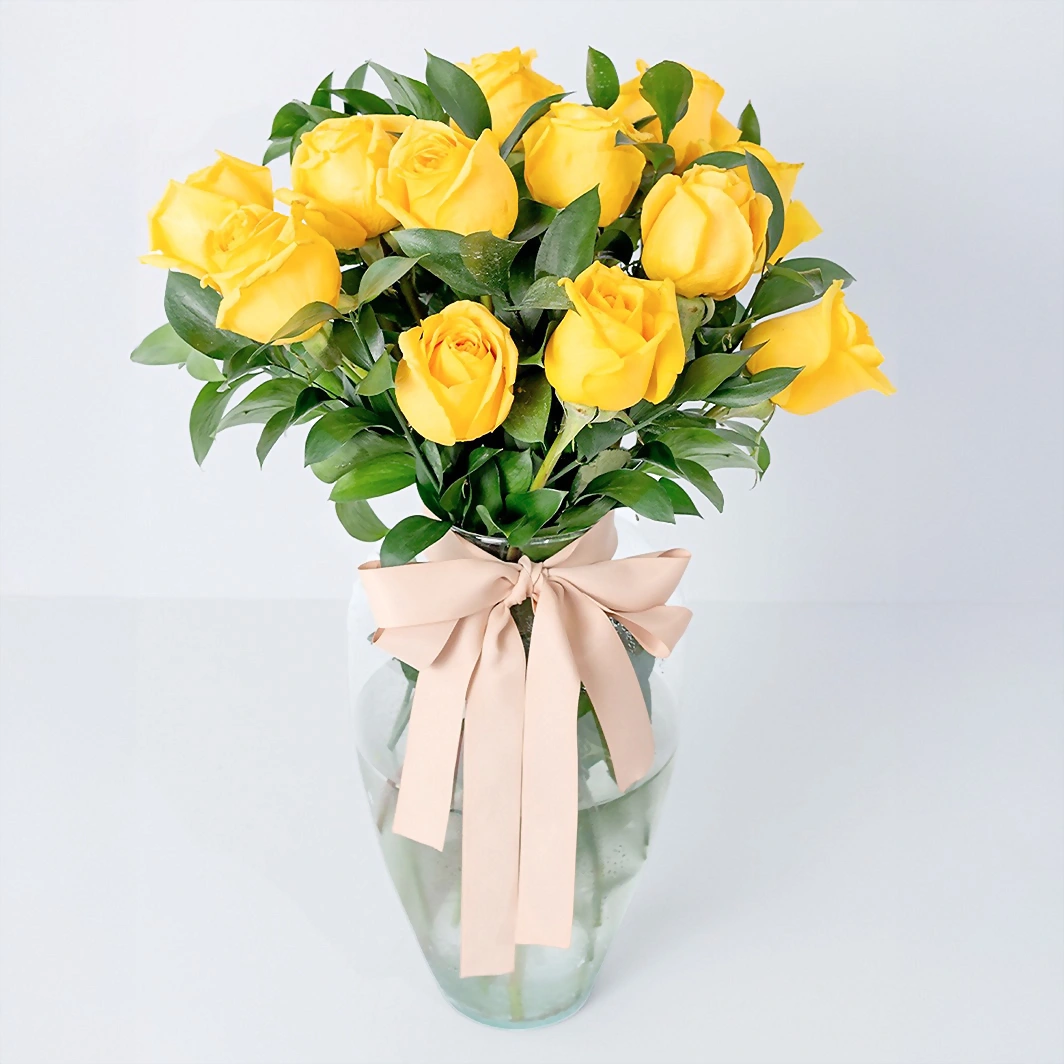 Sus Flores Amarillas con 12 Rosas 16527