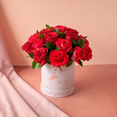 24 rosas rojas en caja estampada 16859