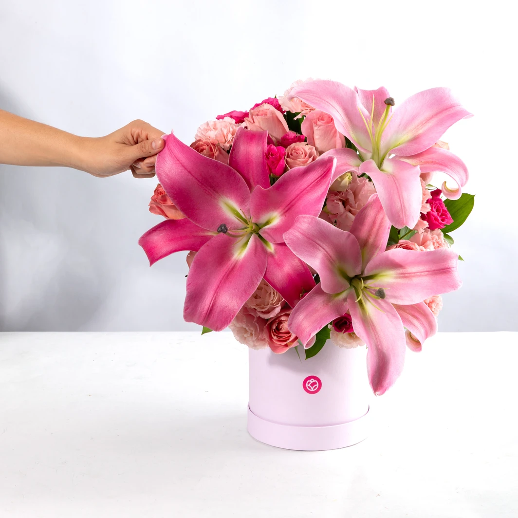 Arrangement of Roses and Stargazers 18605