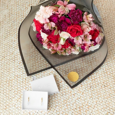 Aretes de Perla con Ramo de Rosas Rojas y Claveles 18780