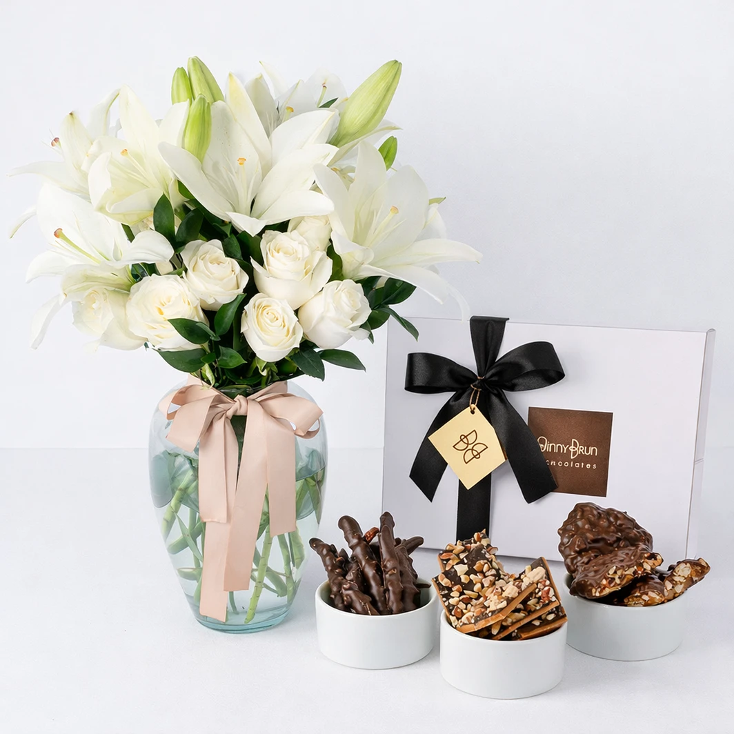 Rosas blancas en jarrón con Binny Brun 18792