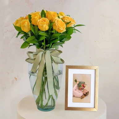 Personaliza 12 Rosas Amarillas con Marco 19341