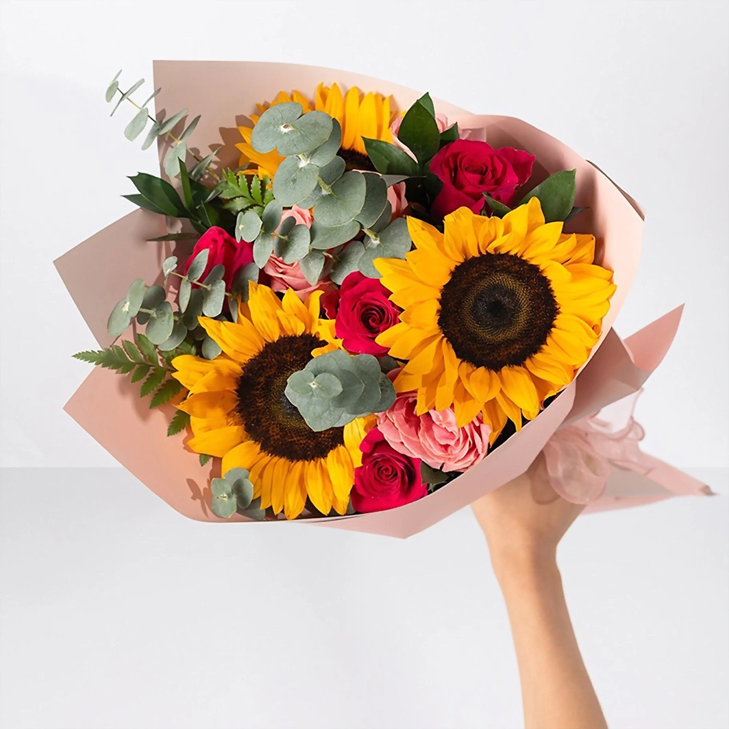 Ramo de Girasoles con Rosa Hermosa 21323