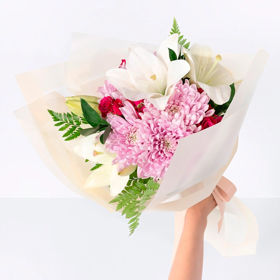 Ramo de Roxanne con Mini Rosas y Lilys 21772