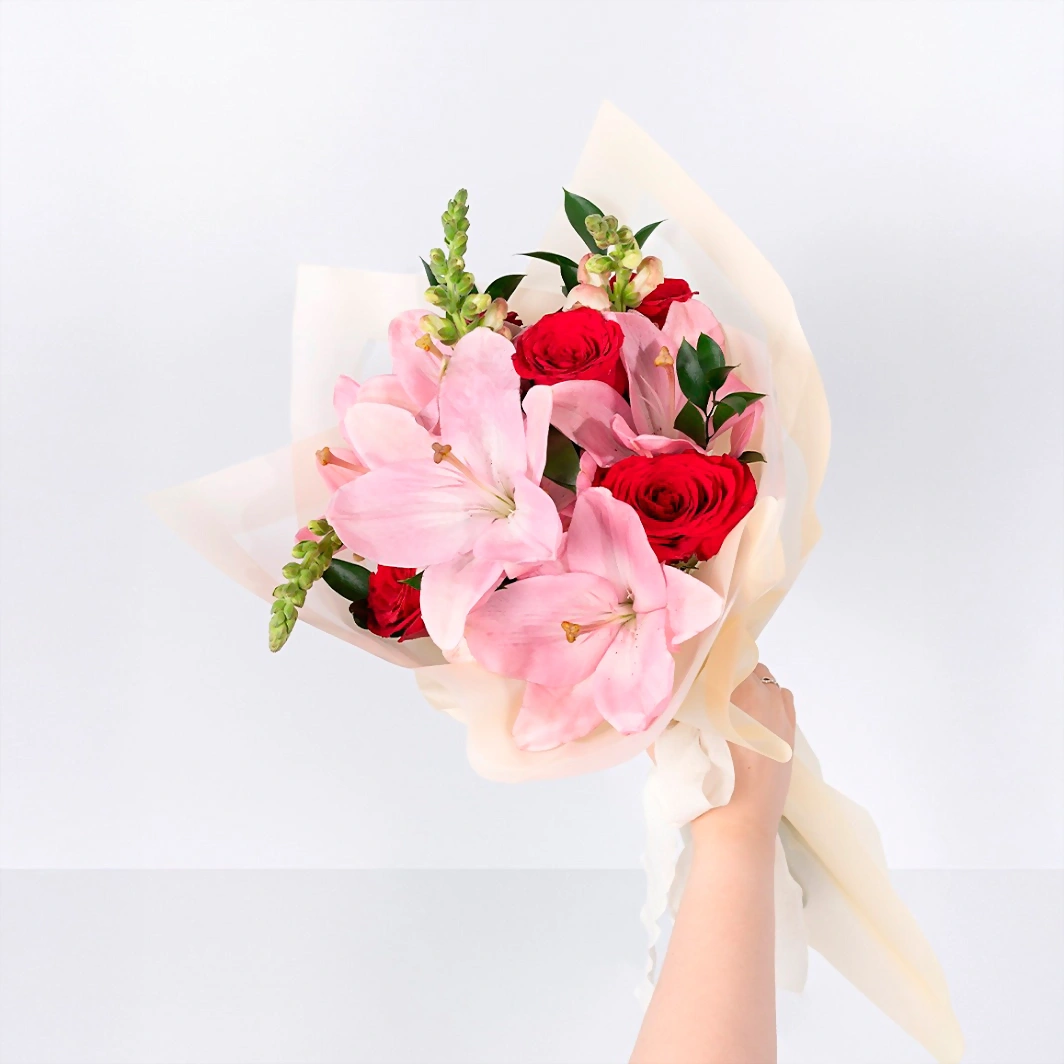 Ramo de Lilys Rosas con Rosas Rojas 21828