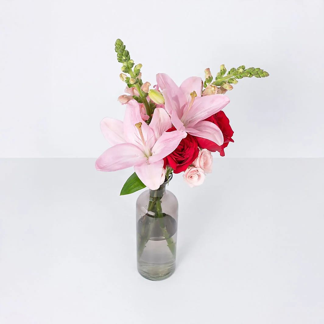 Lily y Rosas Rojas en Violetero Gris 22431