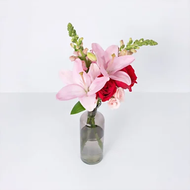 Lily y Rosas Rojas en Violetero Gris 22431