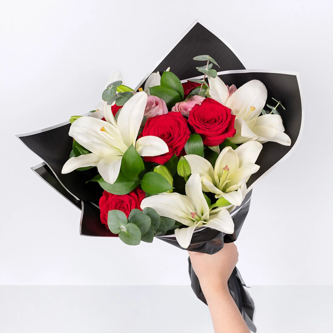 Ramo de Rosas Rojas y Lilys 22432