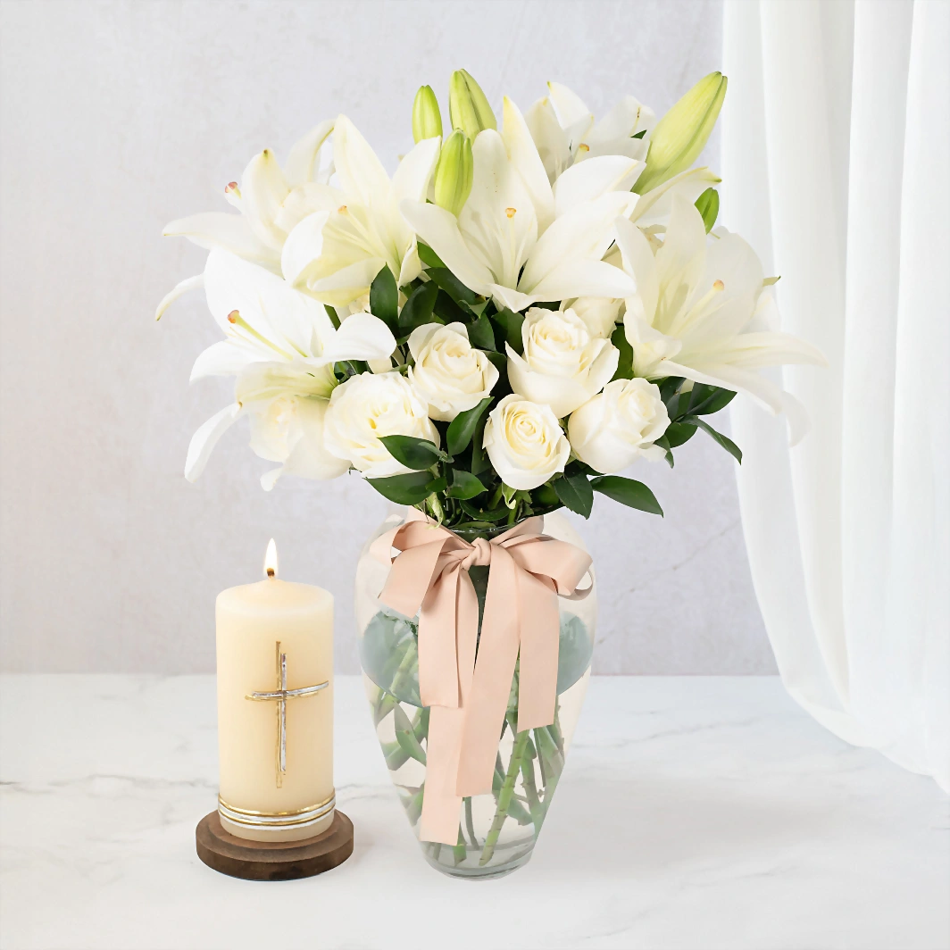 Cirio Cruz con 12 Rosas Blancas y Lilys 22497