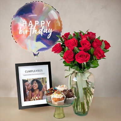 Marco Cumpleaños con 12 Rosas Rojas, Muffins La Divinata  y Globo 22678