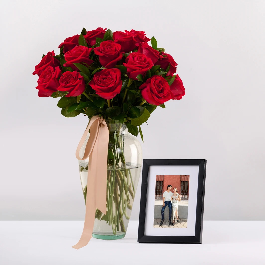 Personaliza Marco Negro con 24 Rosas Rojas 22689