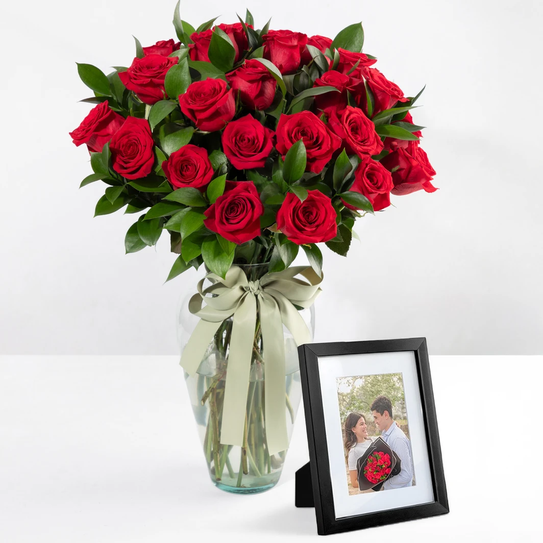 Personaliza Marco Negro con 24 Rosas Rojas 22689