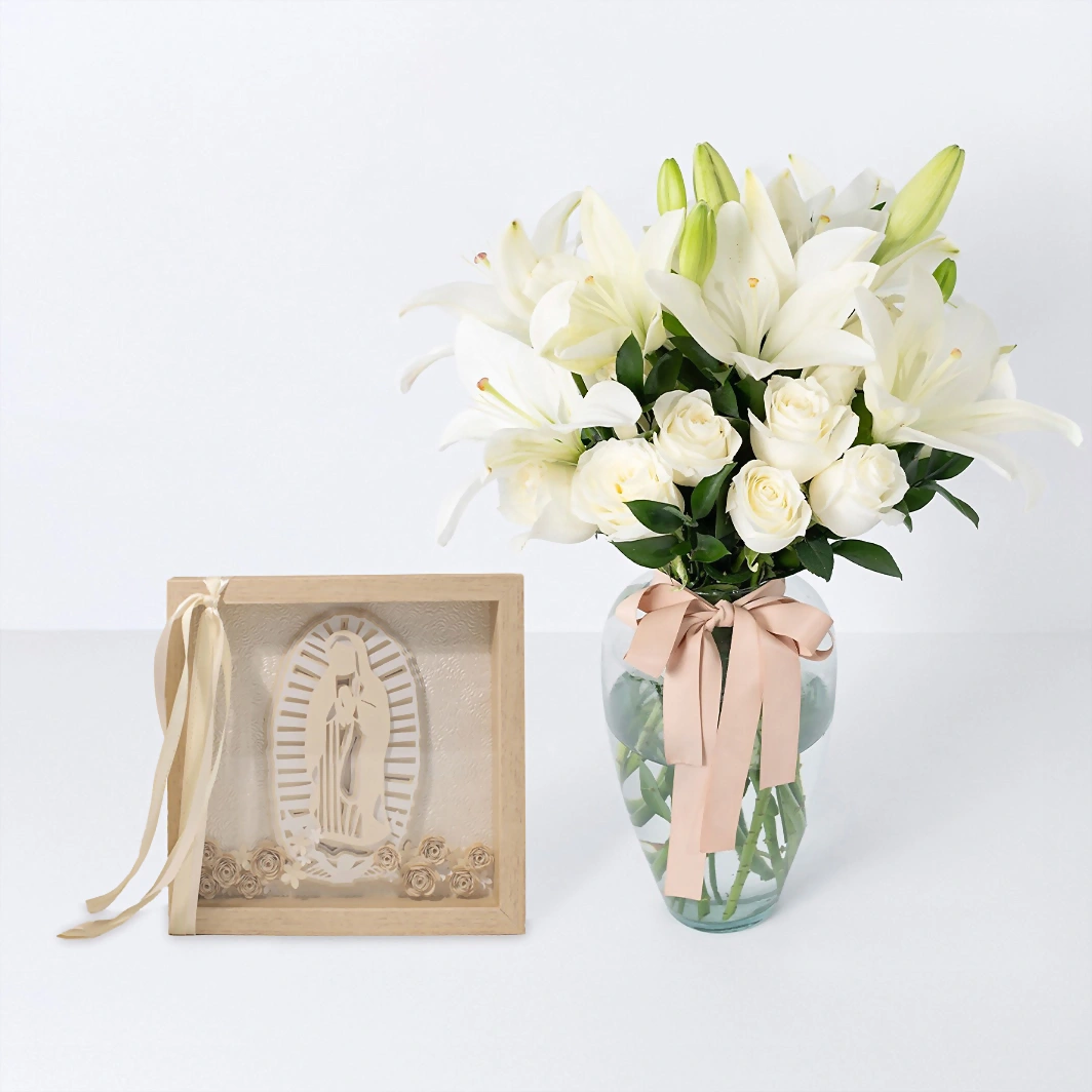Virgen Spark con 12 Rosas Blancas y Lilys 22722