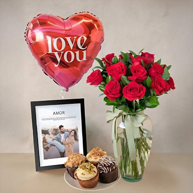 Marco Amor con 12 Rosas Rojas, Muffins La Divinata y Globo 22737