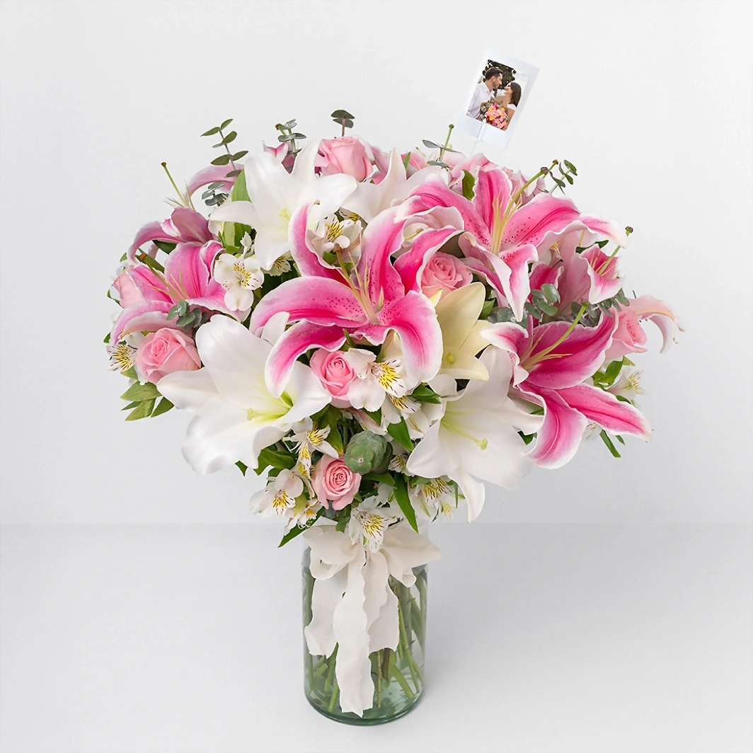 Arreglo de Rosas y Stargazer con Mini Foto 22890