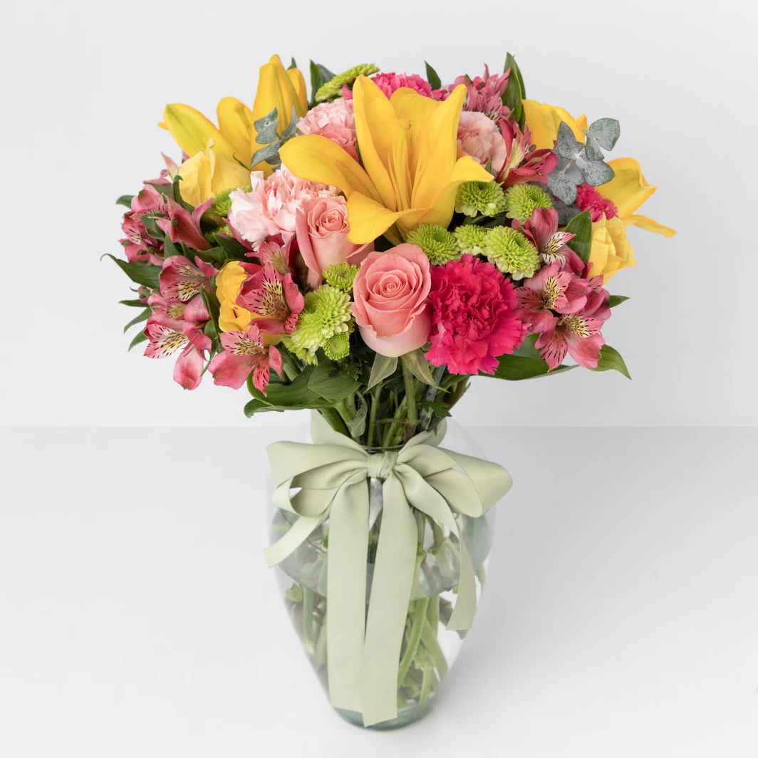 Arrangement of Roses and Yellow Lily 23257