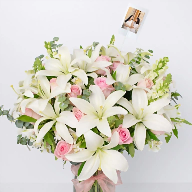 Rosas rosa y Lilies en jarrón transparente  con mini foto 23583