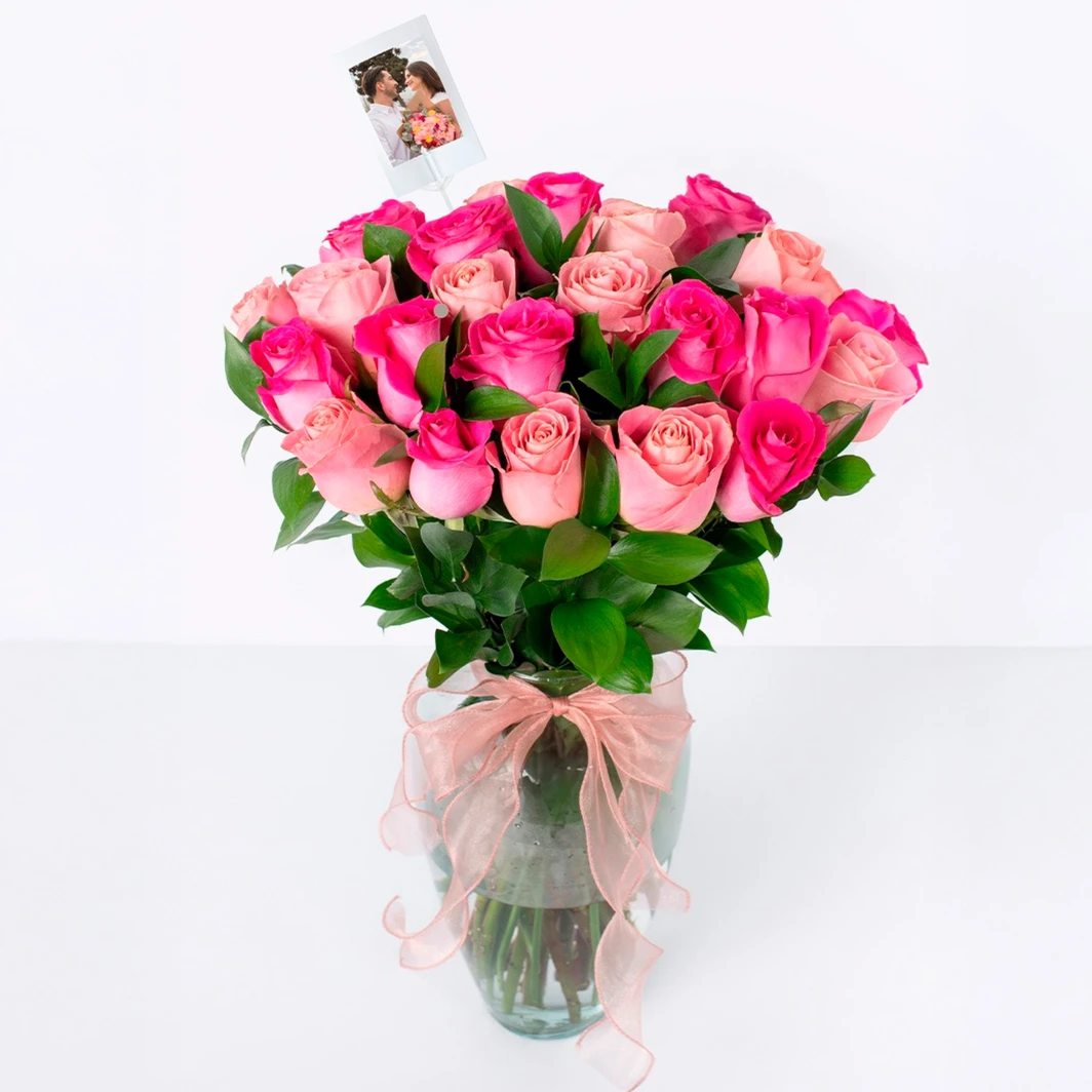 Sueño de rosas combinadas en jarron con mini foto 23638