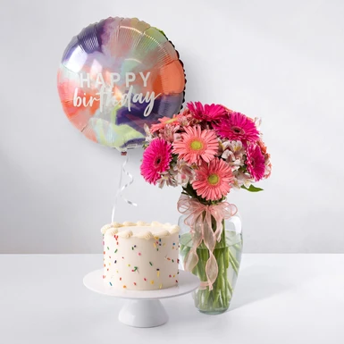 Kit Cumpleañero: Pastel con Arreglo de Gerberas y Globo 23969