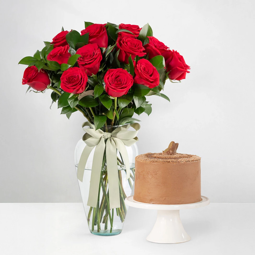 12 Rosas Rojas con Mini Pastel Conejito 24130