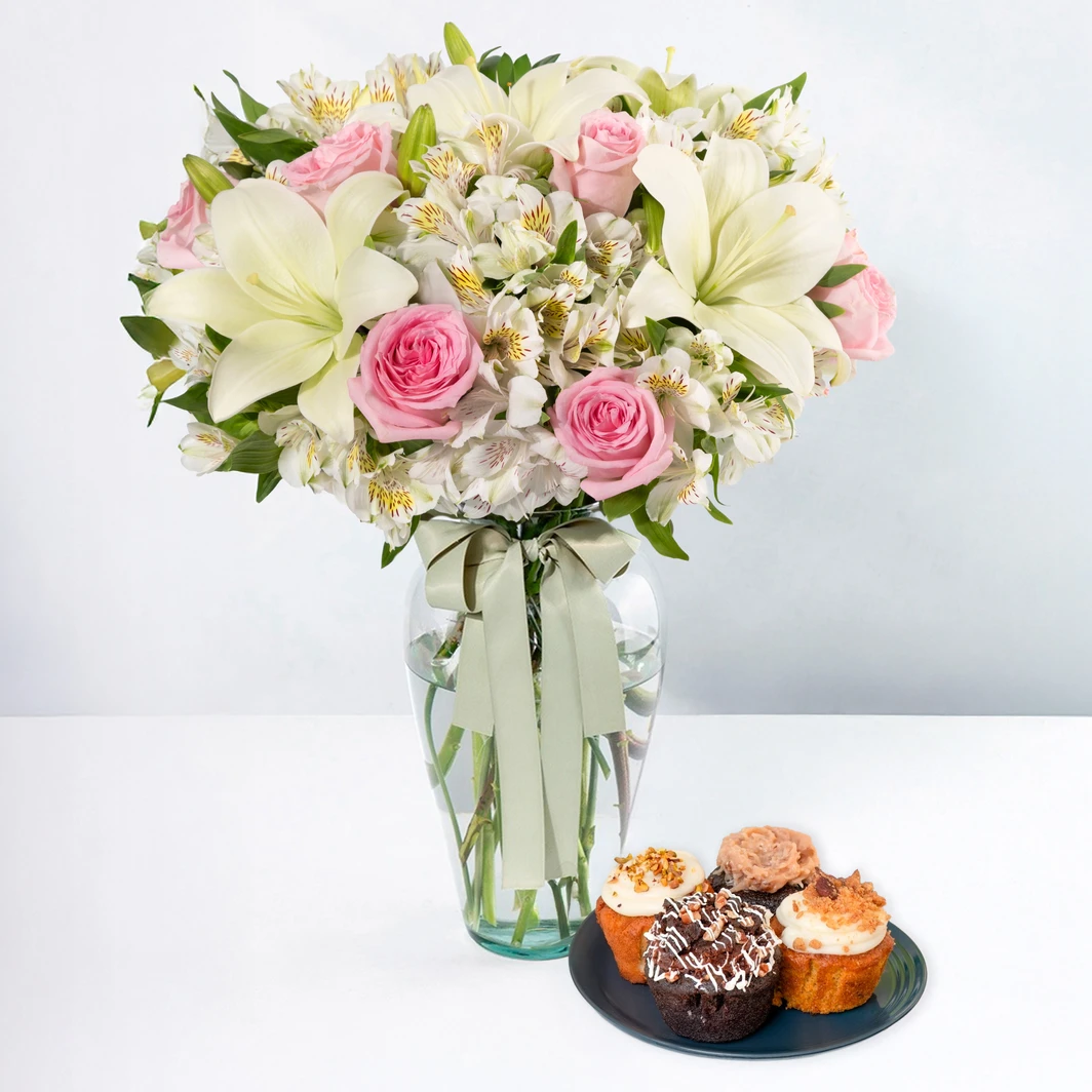 Tenderness with 6 Roses and Lilies with La Divinata Muffins 24436