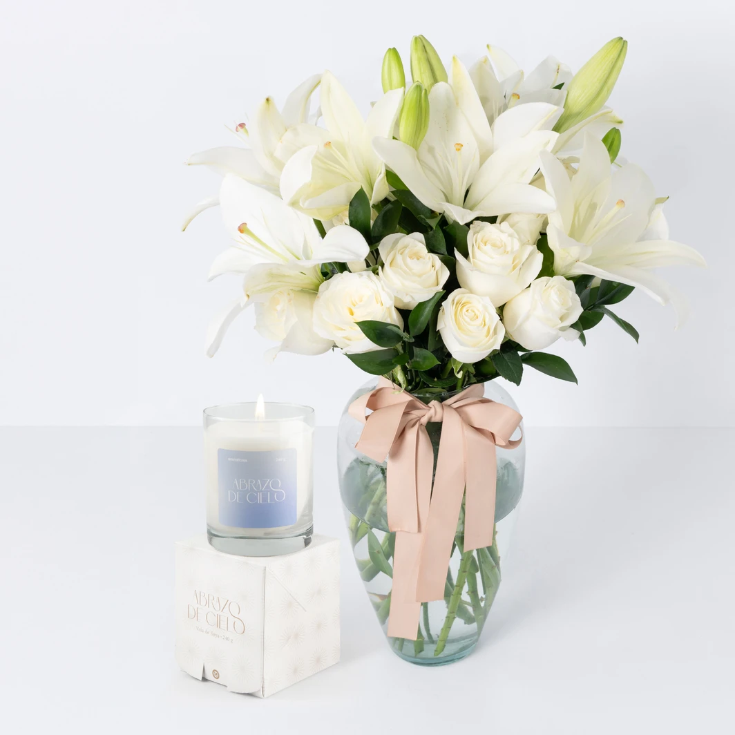 12 Rosas Blancas y Lilys con Vela Abrazo de Cielo 24689