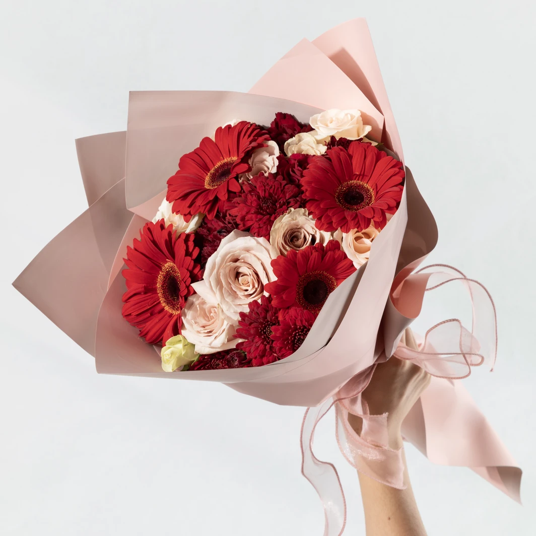 Ramo de Gerberas y Claveles Rojos 24704