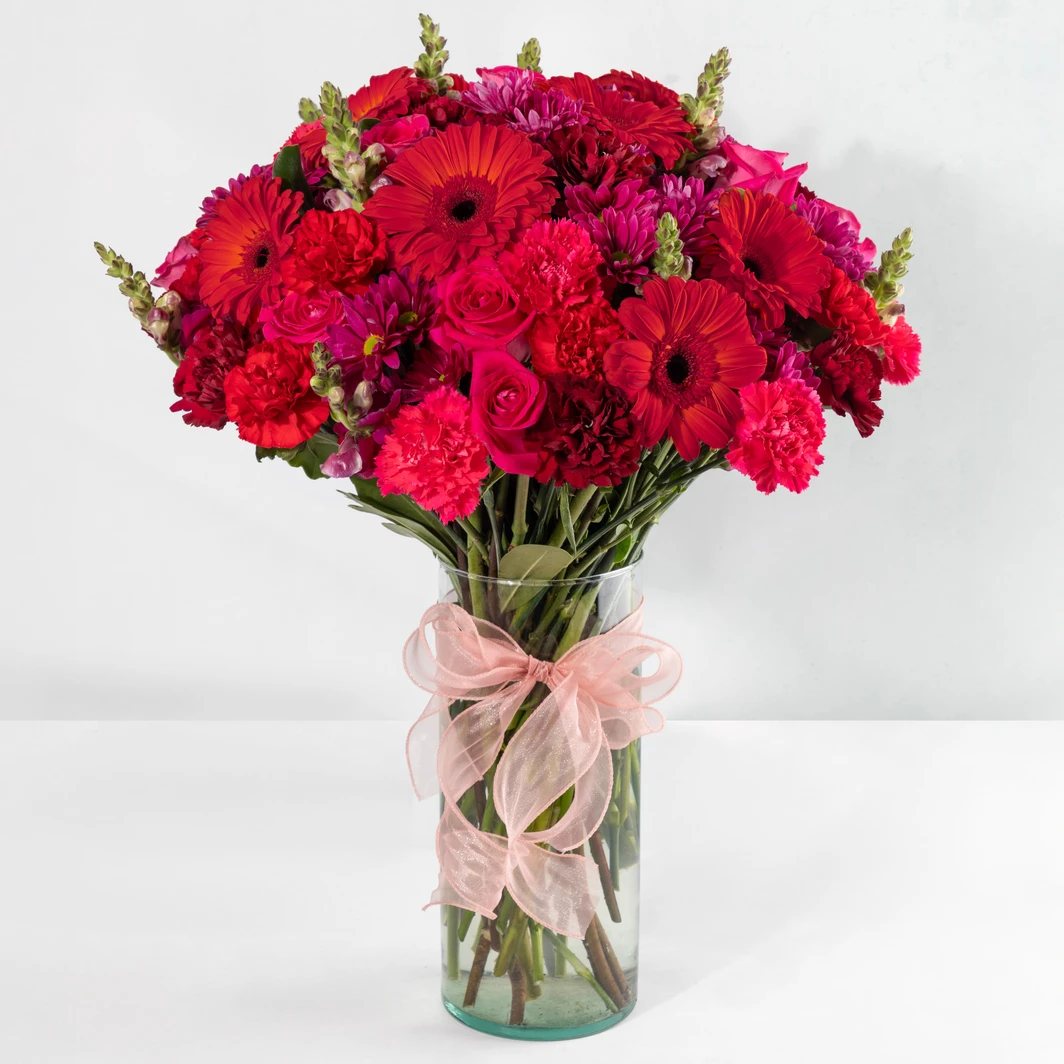 Carmesí con Gerberas Rojas y Margaritas 24752