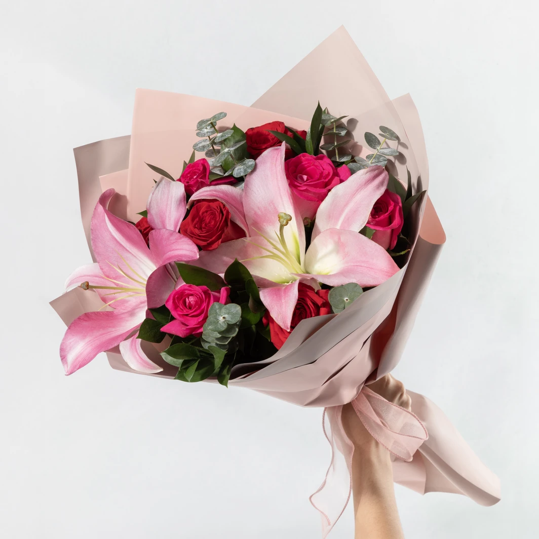 Ramo de Rosas Rojas y Stargazers 24764