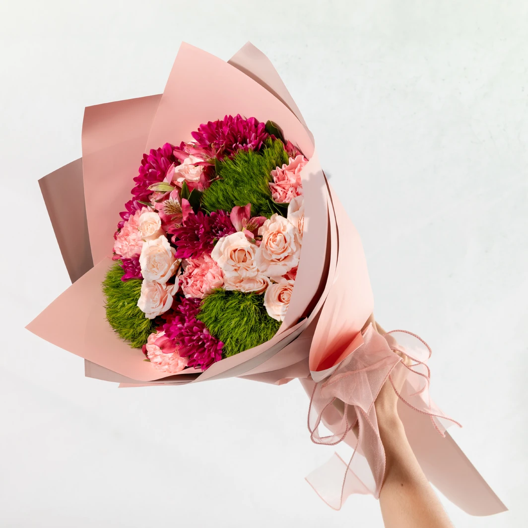 Ramo de Margaritas Magenta y Mini Rosas 24885