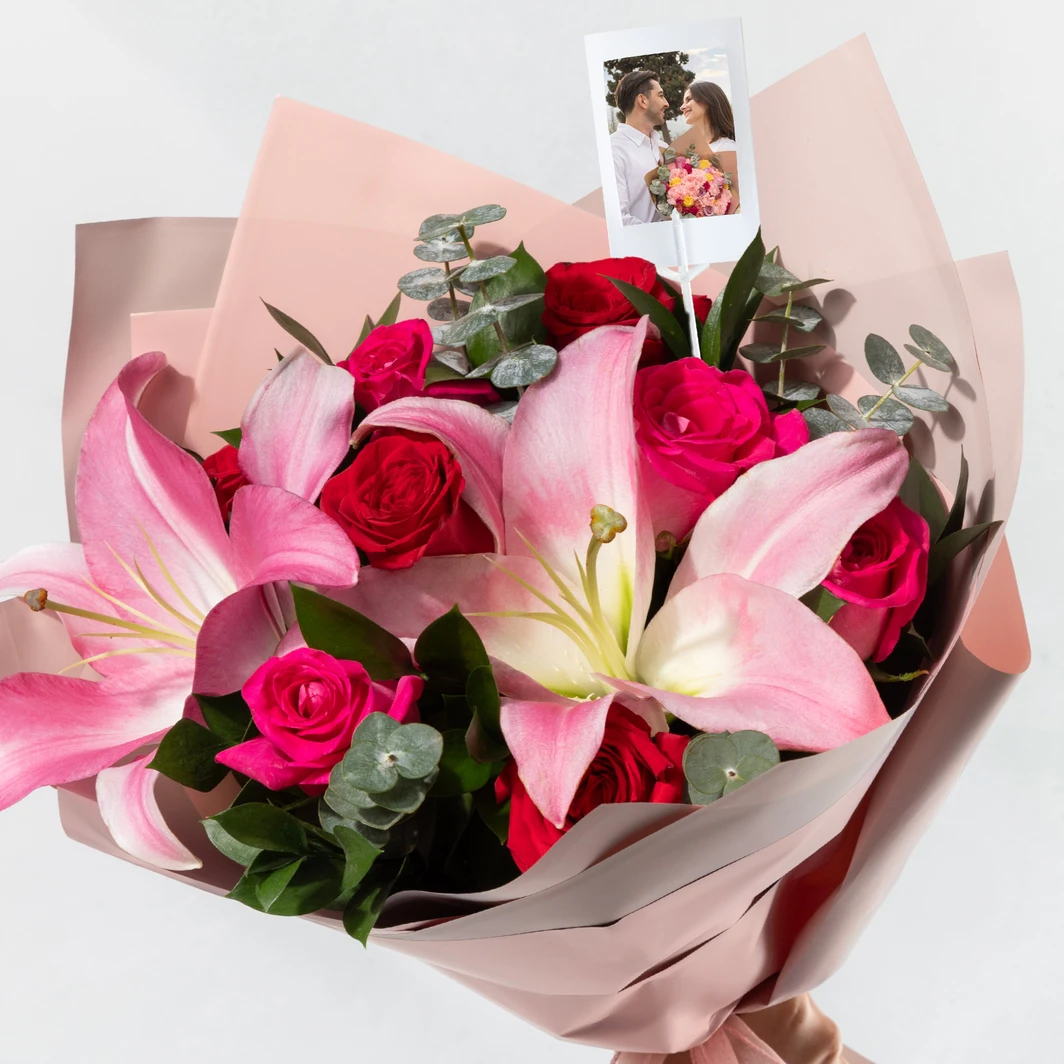 Ramo de Rosas Rojas y Stargazers con Mini Foto 24974