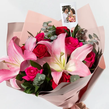 Ramo de Rosas Rojas y Stargazers con Mini Foto 24974
