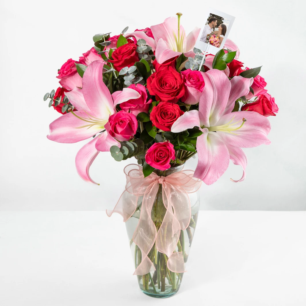 Jarrón de Rosas Rojas y Stargazers con Mini Foto 24975