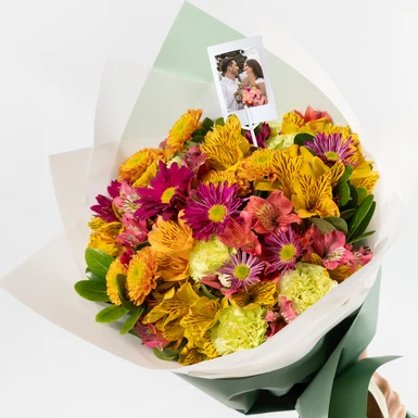 Ramo de Margaritas Magenta y Claveles con Mini Foto 24976