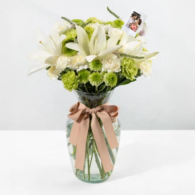 Arreglo de Lilys Blancas y Margaritas con Mini Foto 24979