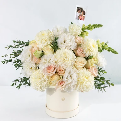 Arreglo de Rosas y Lisianthus Blancos con Mini Foto 24986