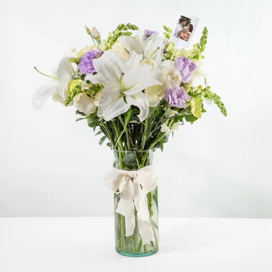 Arreglo de Casablancas y Rosas Blancas con Mini Foto 24991