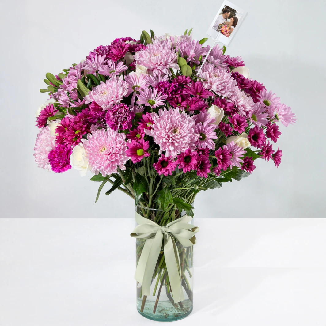 Arreglo de Margaritas Moradas y Rosas con Mini Foto 25008