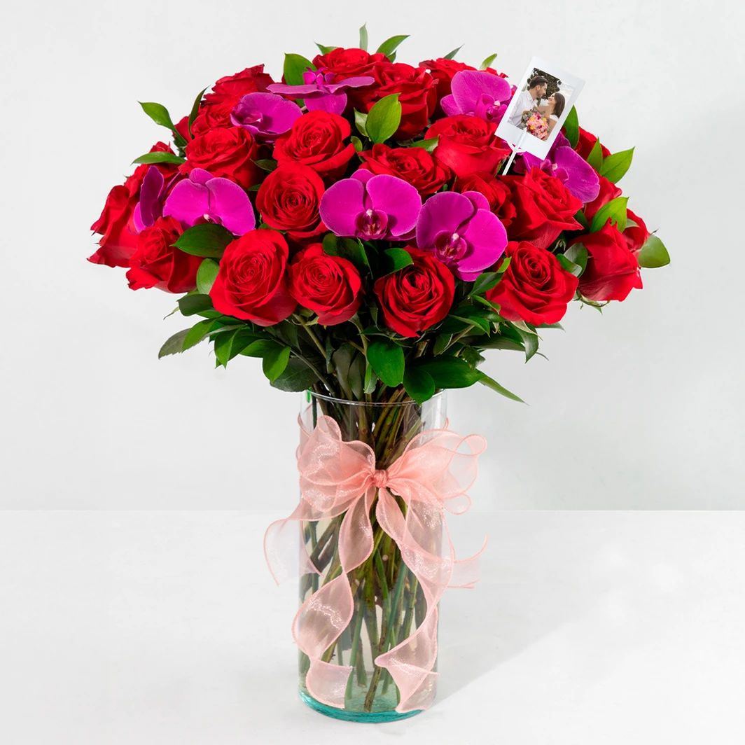 Arreglo de Rosas Rojas y Orquídeas con Mini Foto 25025