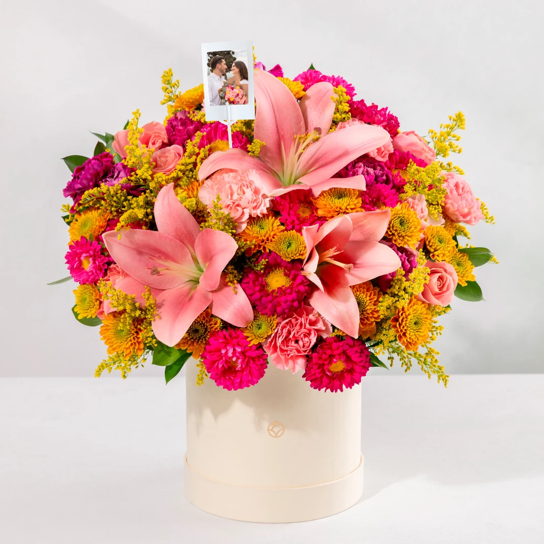 Arreglo de Lilys Rosa y Claveles con Mini Foto 25029