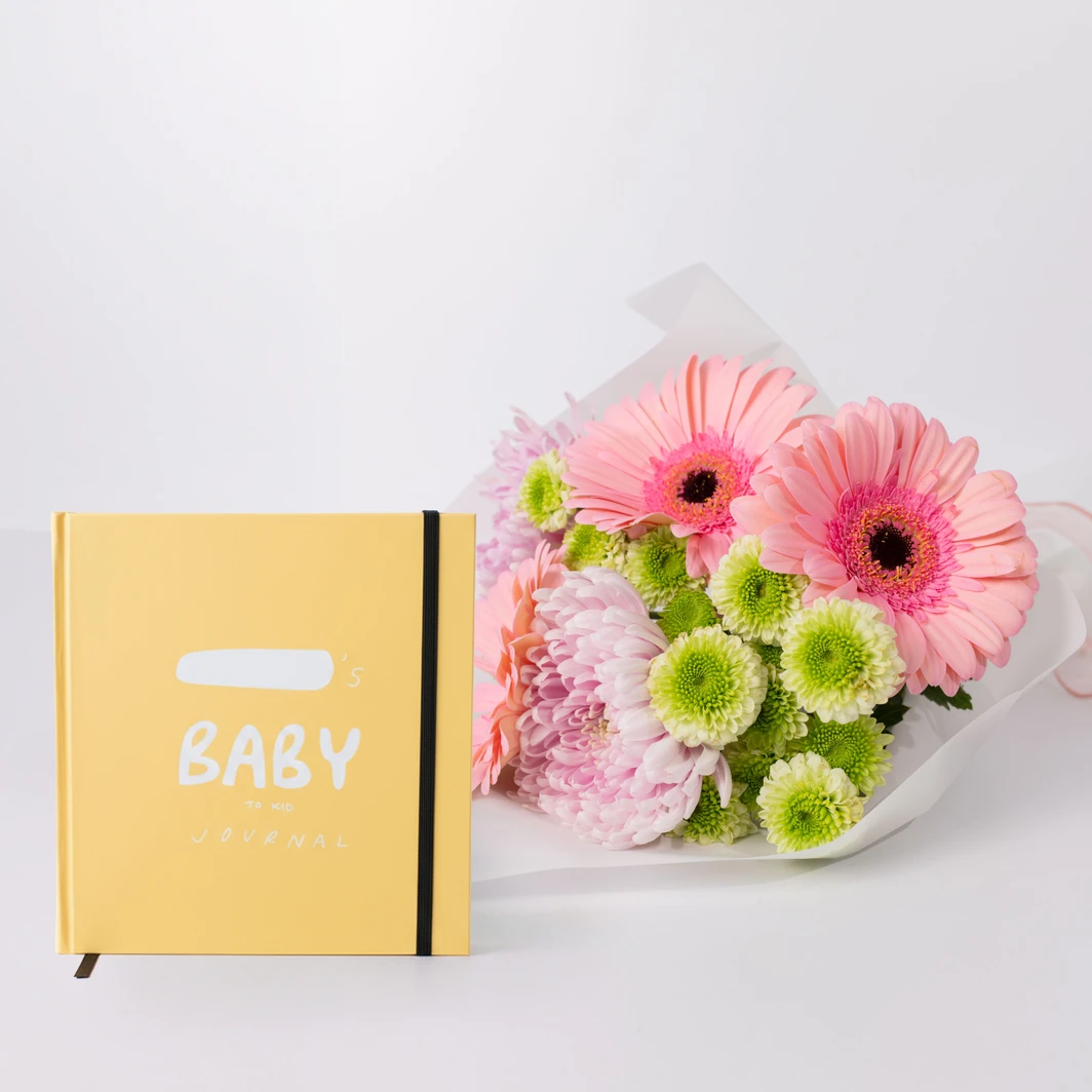 The Baby Journal con Mini Bouquet de Gerberas Rosas 25114