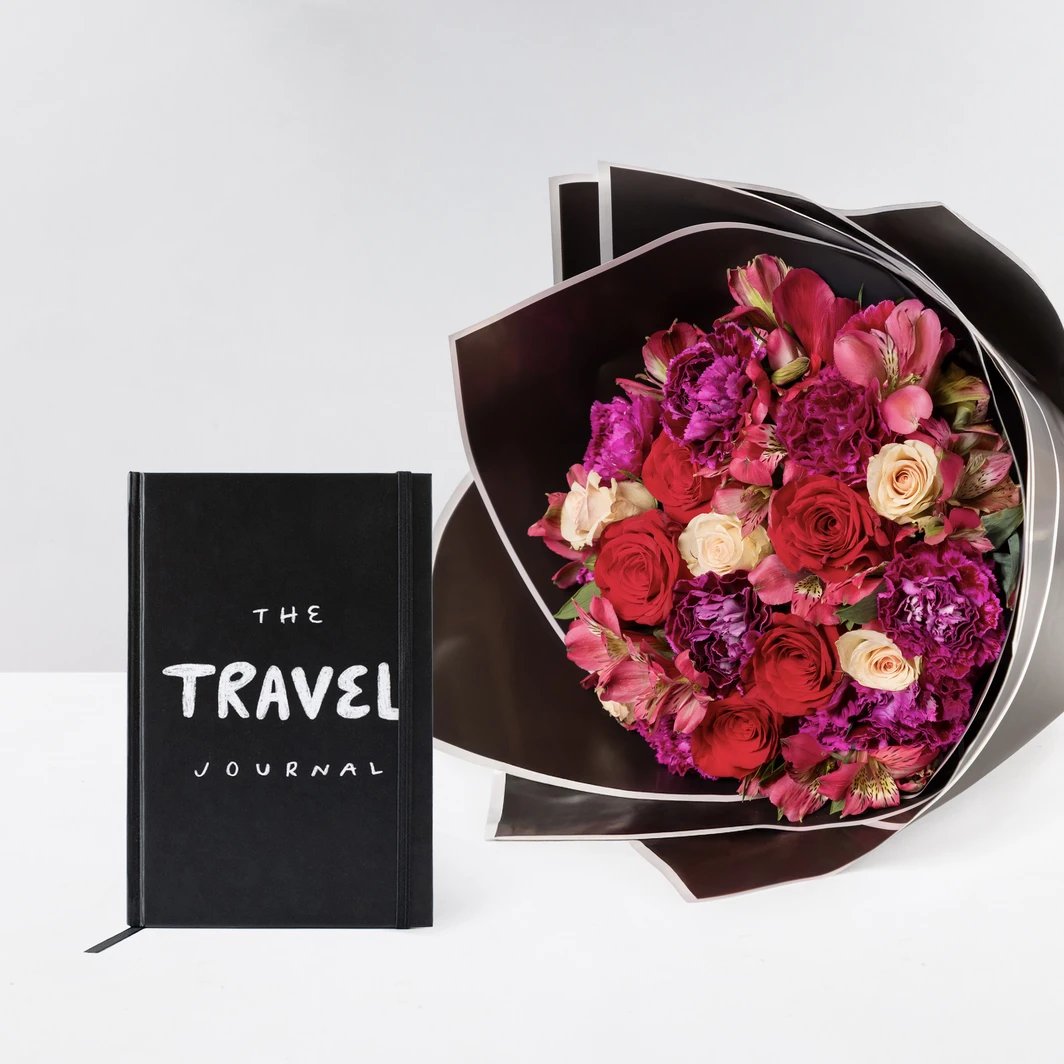 The Travel Journal con Ramo de Rosas Rojas y Claveles 25116