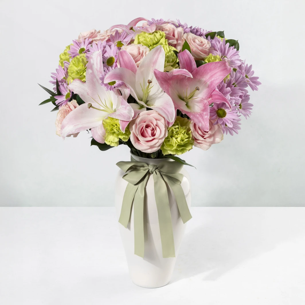 Arreglo de Rosas y Claveles en Jarrón Blanco 25124