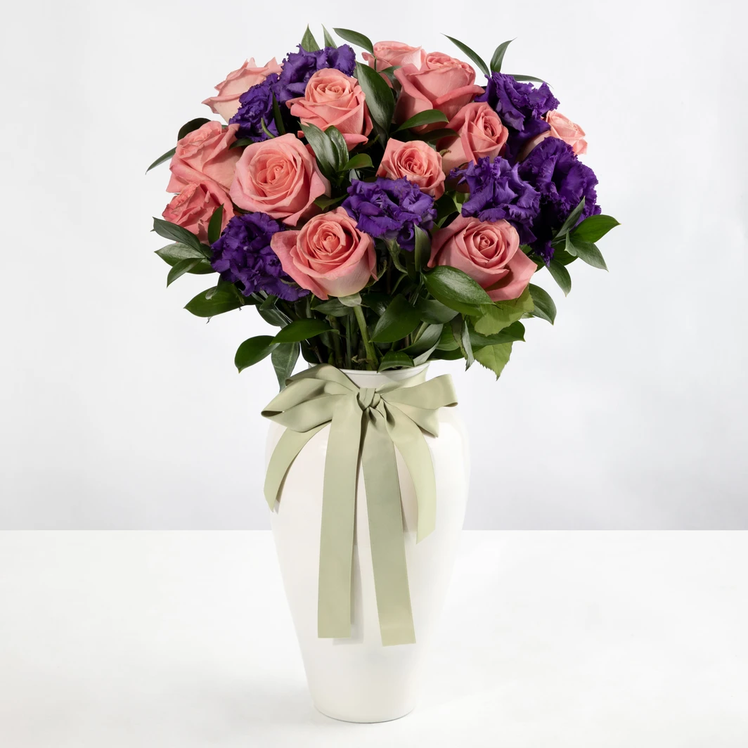 Arreglo de Rosas y Lisianthus en Jarrón Blanco 25125