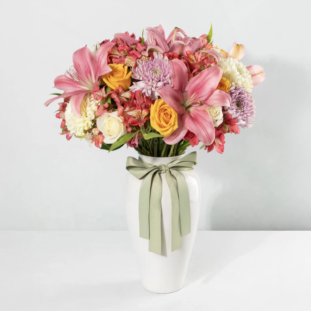 Arreglo de Rosas y Lilys en Jarrón Blanco 25132