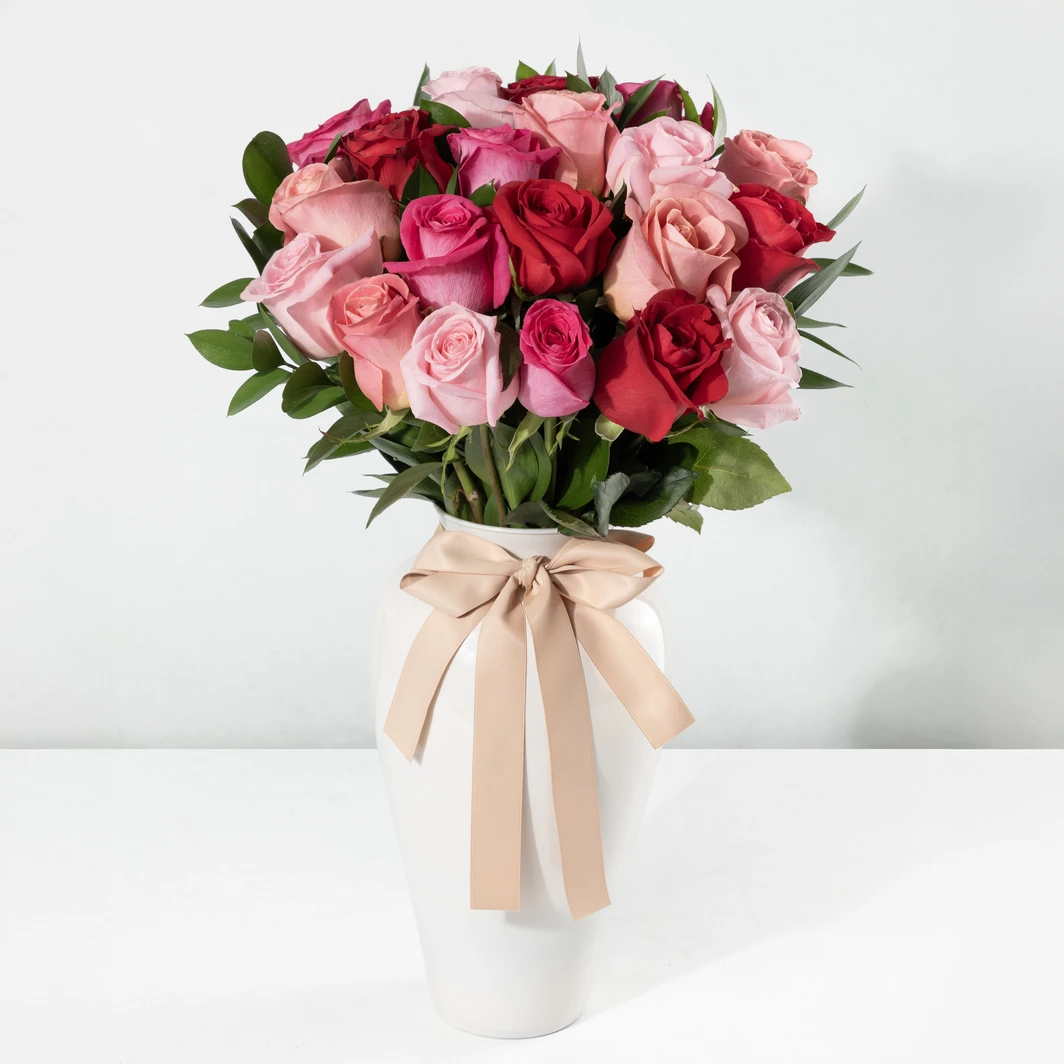 Arreglo de Rosas combinadas en Jarrón Blanco 25133